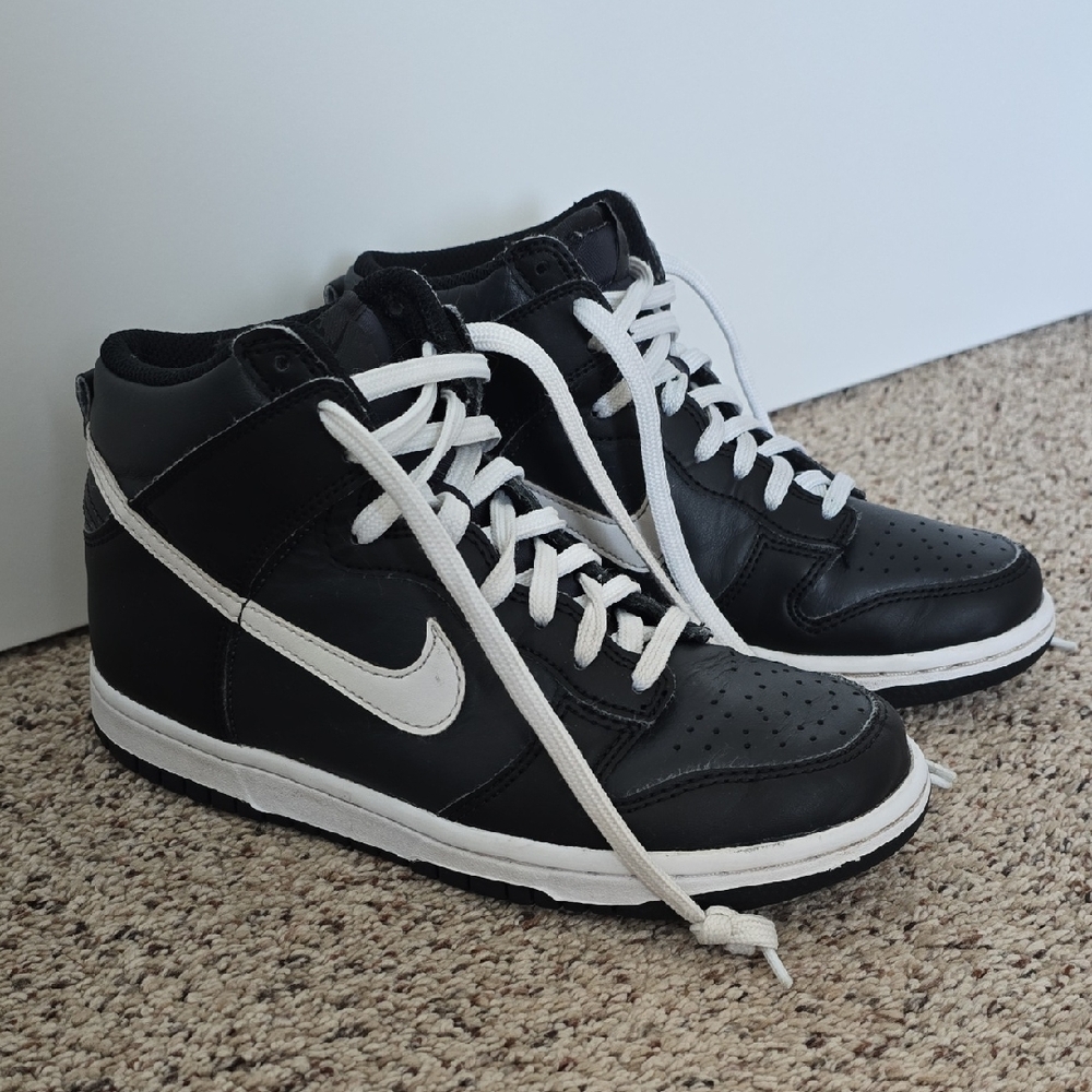 Nike Sz 4 Youth BLACK and WHITE Sneaker